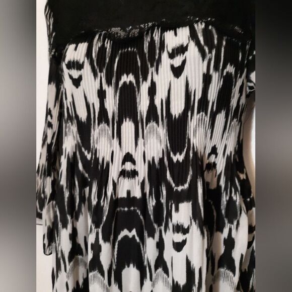 Nicola black/white crinkle lace blouse - Picture 5 of 6